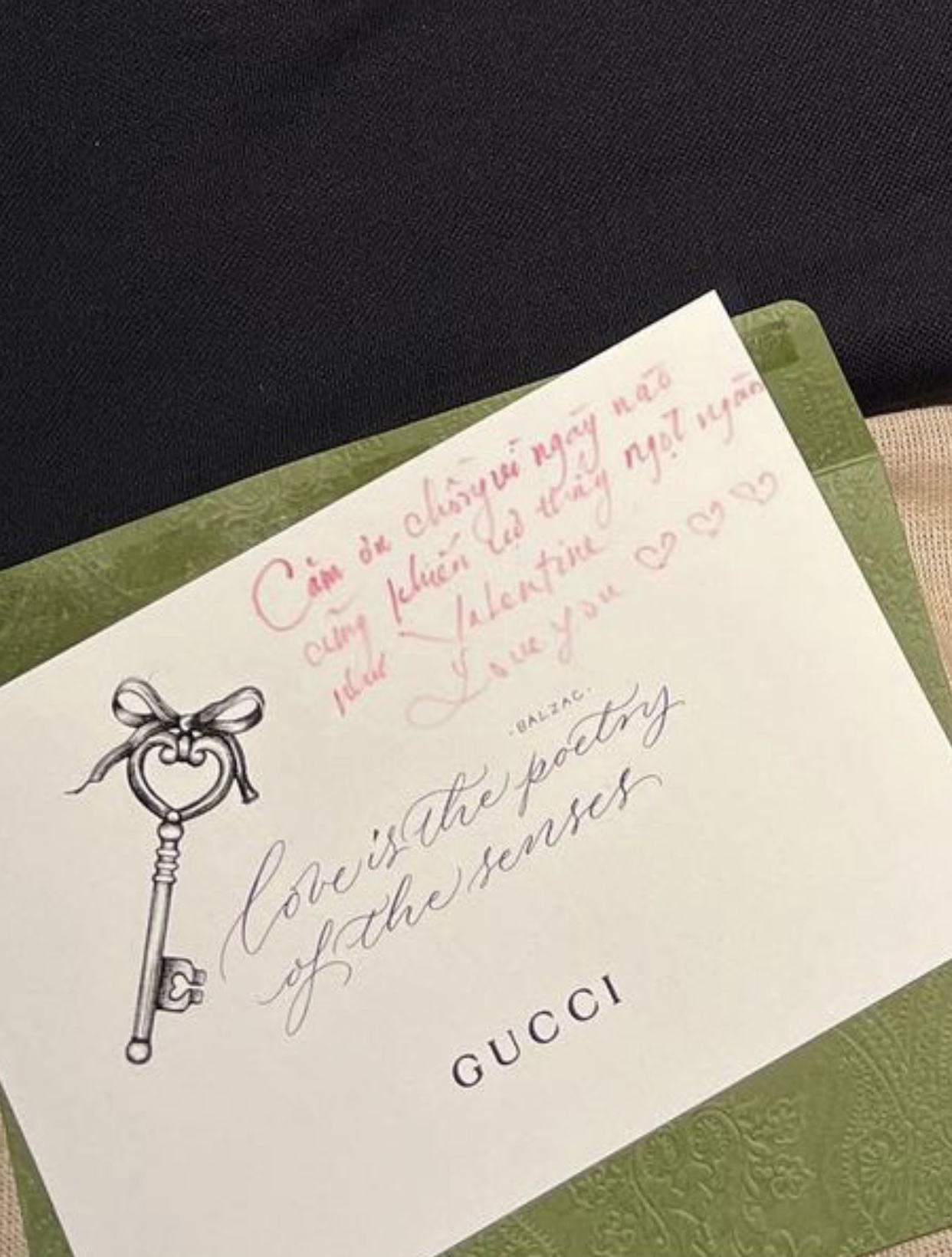 Lệ Quyên ghì chặt Lâm Bảo Châu trong đêm Valentine, còn gọi bạn trai 1 tiếng chồng - Ảnh 4. Lệ Quyên ghì chặt Lâm Bảo Châu trong đêm Valentine, còn gọi bạn trai 1 tiếng chồng - Ảnh 4.