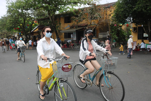 Đ&agrave; Nẵng, Hội An du kh&aacute;ch nhộn nhịp trở lại - Ảnh 10.