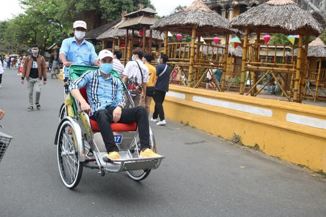 Đ&agrave; Nẵng, Hội An du kh&aacute;ch nhộn nhịp trở lại - Ảnh 13.