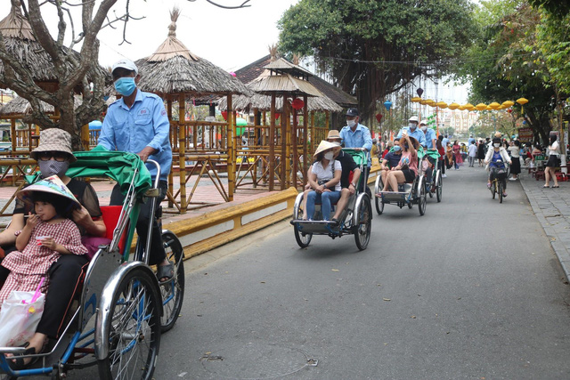 Đ&agrave; Nẵng, Hội An du kh&aacute;ch nhộn nhịp trở lại - Ảnh 14.