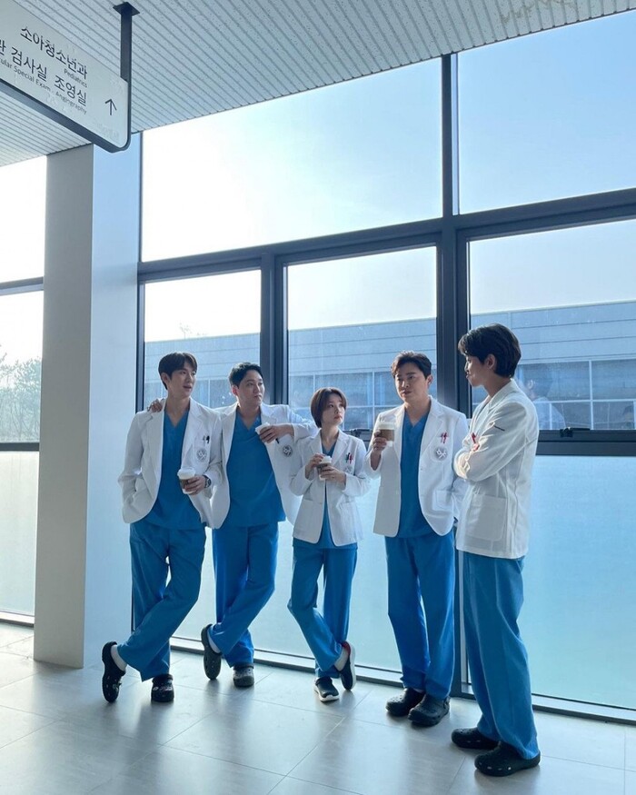 Dàn cast Hospital Playlist bất ngờ tái hợp, còn tung hint rõ mồn một về phần 3, chuyện gì đây trời? - Ảnh 3.