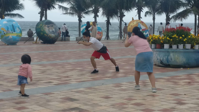 Đ&agrave; Nẵng, Hội An du kh&aacute;ch nhộn nhịp trở lại - Ảnh 5.