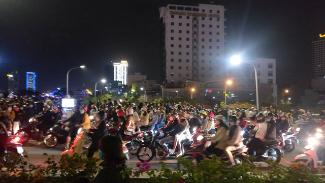 Đ&agrave; Nẵng, Hội An du kh&aacute;ch nhộn nhịp trở lại - Ảnh 2.