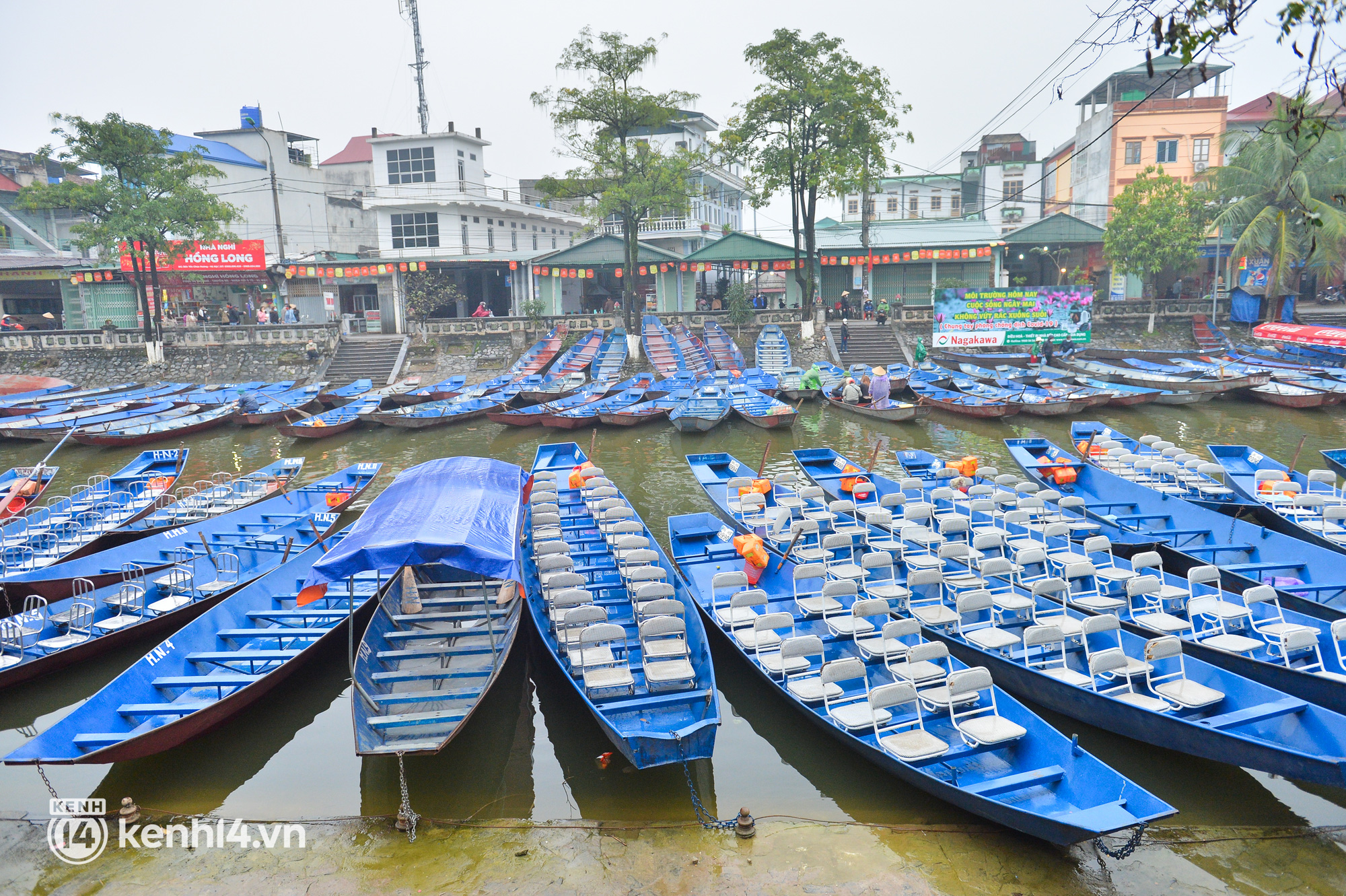 Ảnh: Người dân mặc áo mưa co rúm trên thuyền, trẻ em mệt mỏi theo cha mẹ đi lễ chùa Hương trong giá rét - Ảnh 2.