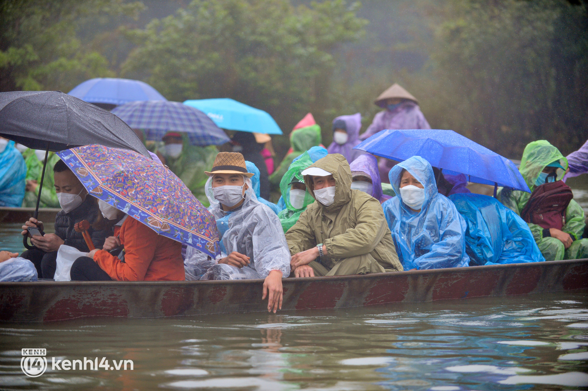 Ảnh: Người dân mặc áo mưa co rúm trên thuyền, trẻ em mệt mỏi theo cha mẹ đi lễ chùa Hương trong giá rét - Ảnh 4.