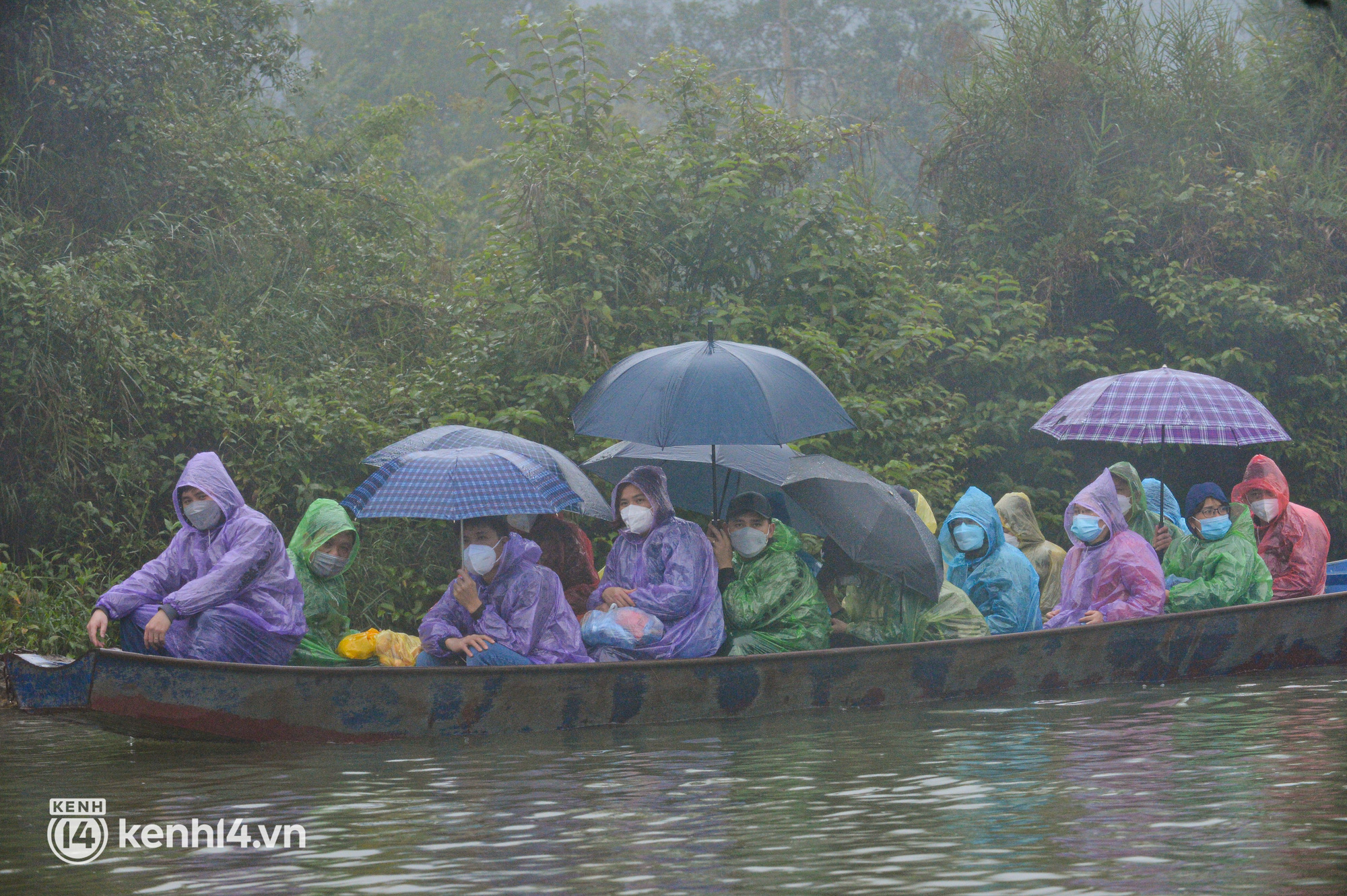 Ảnh: Người dân mặc áo mưa co rúm trên thuyền, trẻ em mệt mỏi theo cha mẹ đi lễ chùa Hương trong giá rét - Ảnh 3.