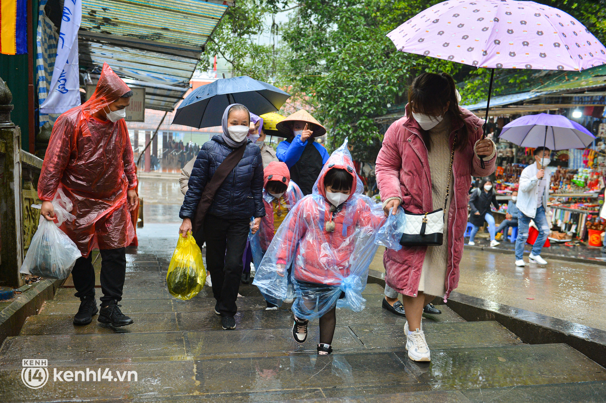 Ảnh: Người dân mặc áo mưa co rúm trên thuyền, trẻ em mệt mỏi theo cha mẹ đi lễ chùa Hương trong giá rét - Ảnh 8.