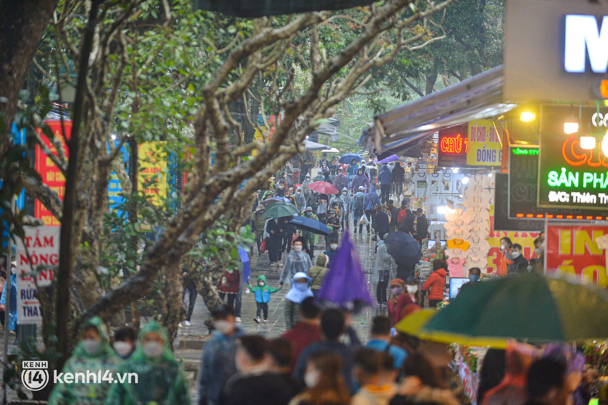 Ảnh: Người dân mặc áo mưa co rúm trên thuyền, trẻ em mệt mỏi theo cha mẹ đi lễ chùa Hương trong giá rét - Ảnh 7.