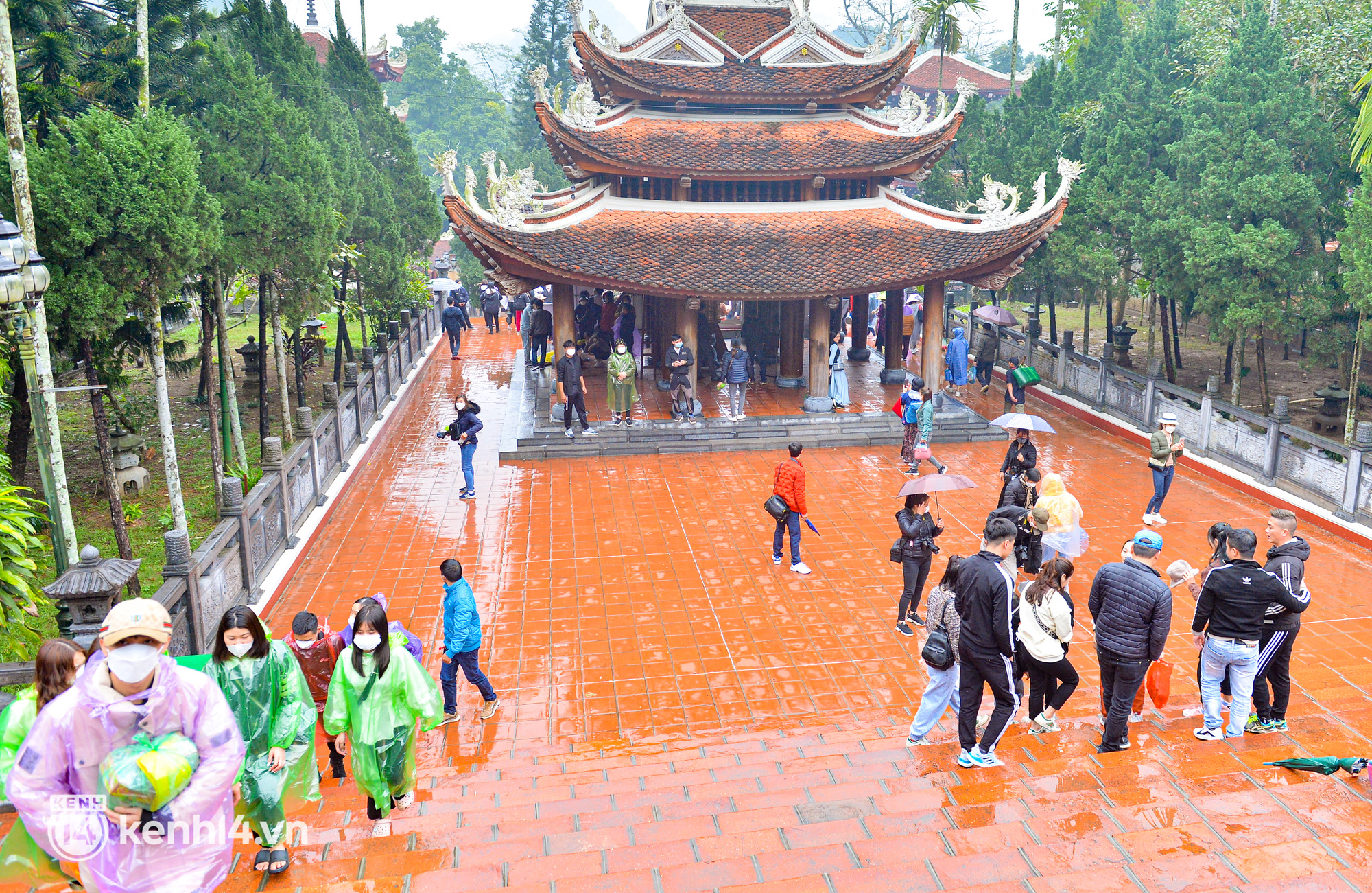 Ảnh: Người dân mặc áo mưa co rúm trên thuyền, trẻ em mệt mỏi theo cha mẹ đi lễ chùa Hương trong giá rét - Ảnh 11.
