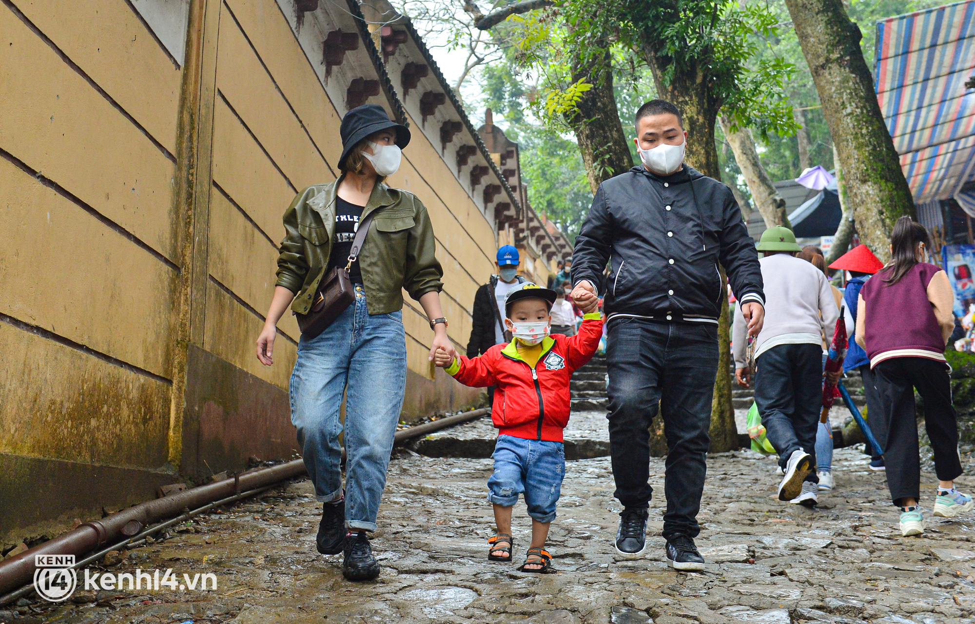 Ảnh: Người dân mặc áo mưa co rúm trên thuyền, trẻ em mệt mỏi theo cha mẹ đi lễ chùa Hương trong giá rét - Ảnh 10.