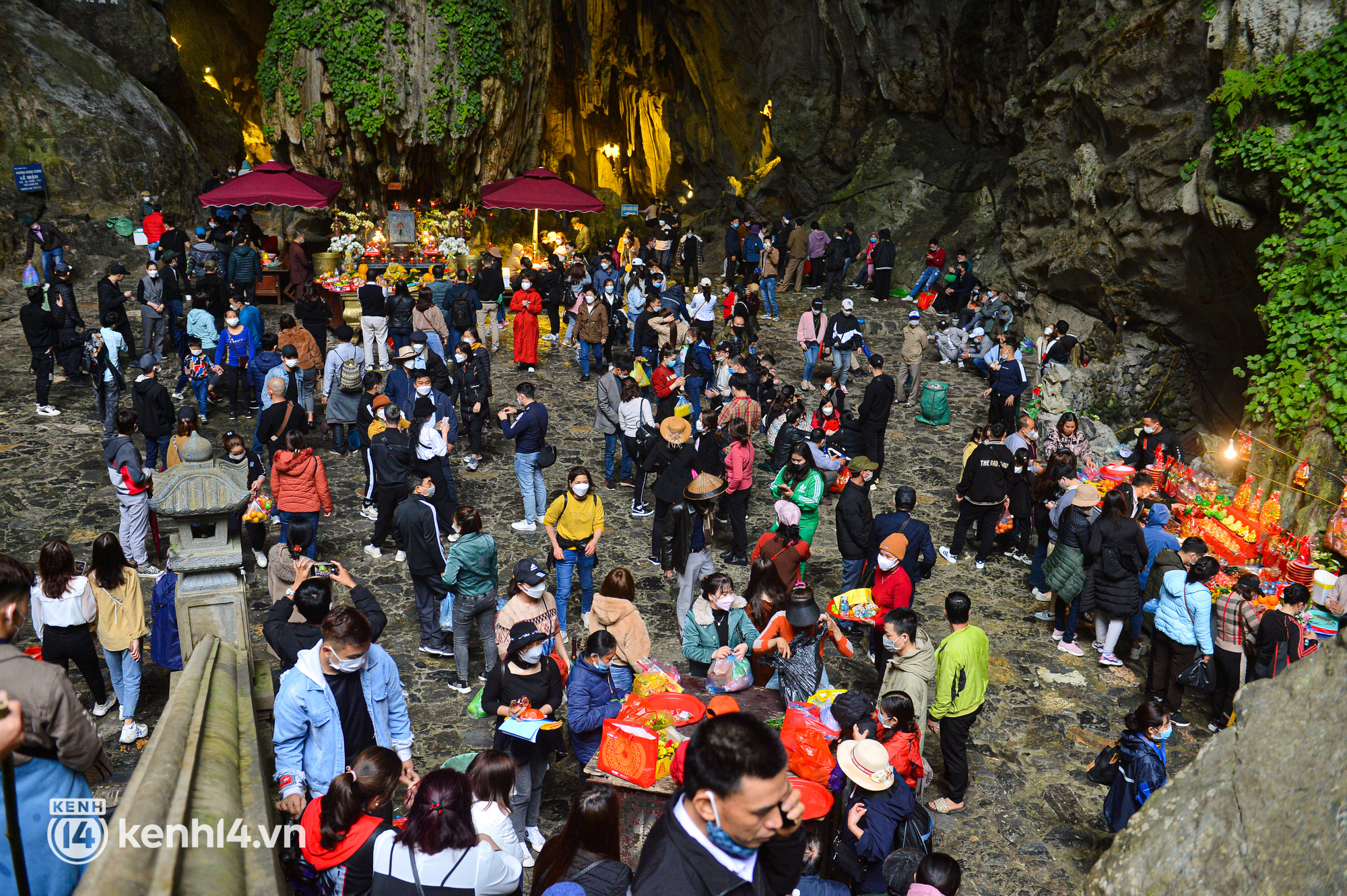 Chùa Hương ngày đầu chính thức mở lại: Hàng nghìn người chen nhau lễ Phật ở động Hương Tích, hứng nước lộc rồi thoa lên mặt - Ảnh 2.