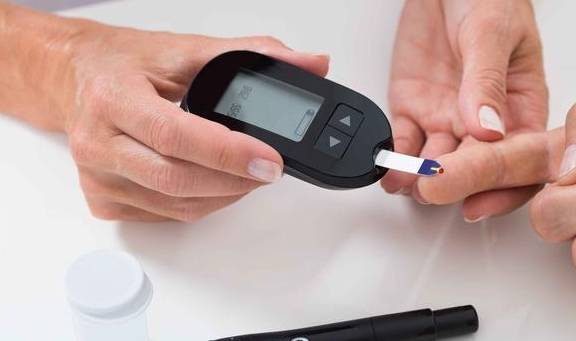 1 món làm tăng đường huyết cực mạnh nhưng ai cũng nghĩ là tốt, tiết lộ 5 món tốt ngang insulin giúp ổn định đường huyết và ngừa bệnh tiểu đường - Ảnh 1.