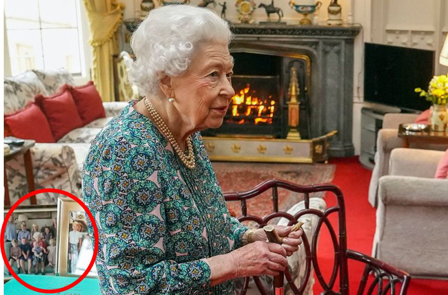 Chi tiết đặc biệt trong bức hình mới của Nữ hoàng Anh khiến dư luận cảm thấy thương cho hai con nhà Meghan - Ảnh 1.