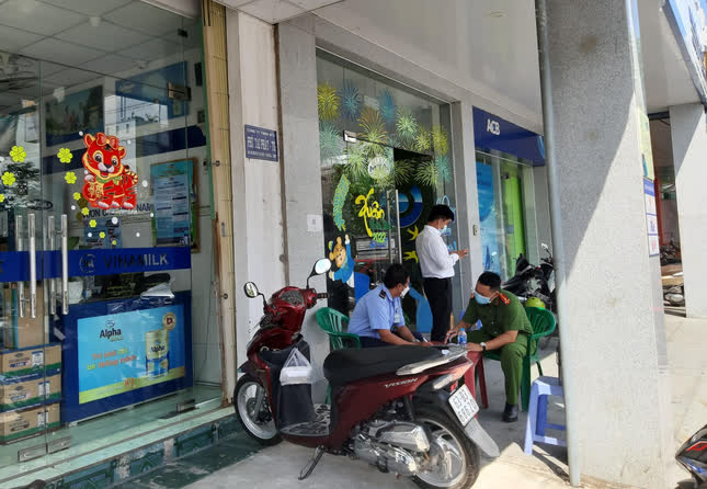 Bắt giữ đối tượng nghi cướp ng&acirc;n h&agrave;ng ở Tiền Giang - Ảnh 1.