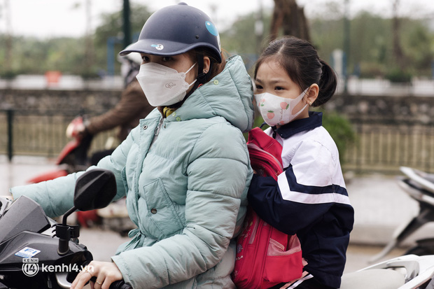 NÓNG: Hà Nội hoãn học trực tiếp với học sinh Tiểu học và lớp 6 ở nội thành - Ảnh 1.