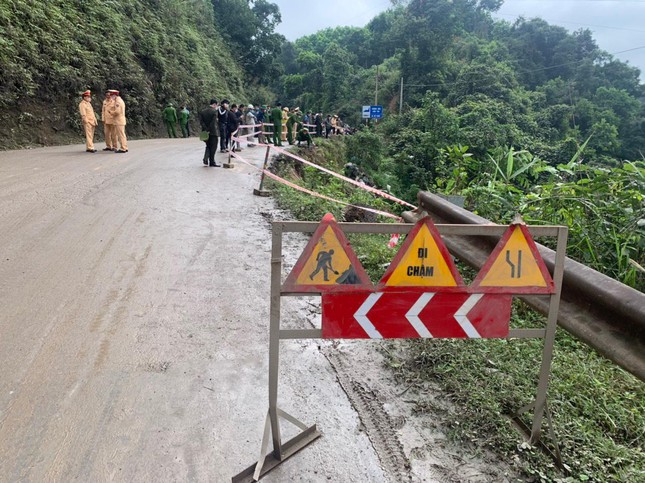 Ô tô đầu kéo rơi xuống vực sâu 70m khi lùi tránh xe ngược chiều - Ảnh 3.