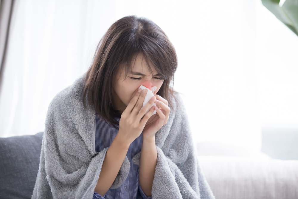 Bác sĩ BV Hồng Ngọc chỉ ra 2 con đường lây bệnh cúm giữa thời điểm giao mùa virus sinh sôi nhiều - Ảnh 1.