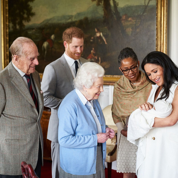 Cuộc đời lẫy lừng của Nữ hoàng Elizabeth II qua ảnh: Nữ tướng quyền lực cai trị ngai vàng lâu nhất trong lịch sử các vương triều nước Anh - Ảnh 31.