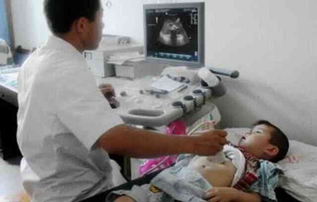 Cậu bé 9 tuổi tiểu ra máu, thận biến thành túi đựng tới 56 viên sỏi vì thói quen uống sữa mà mỗi gia đình vẫn làm hàng ngày với con mình - Ảnh 1.