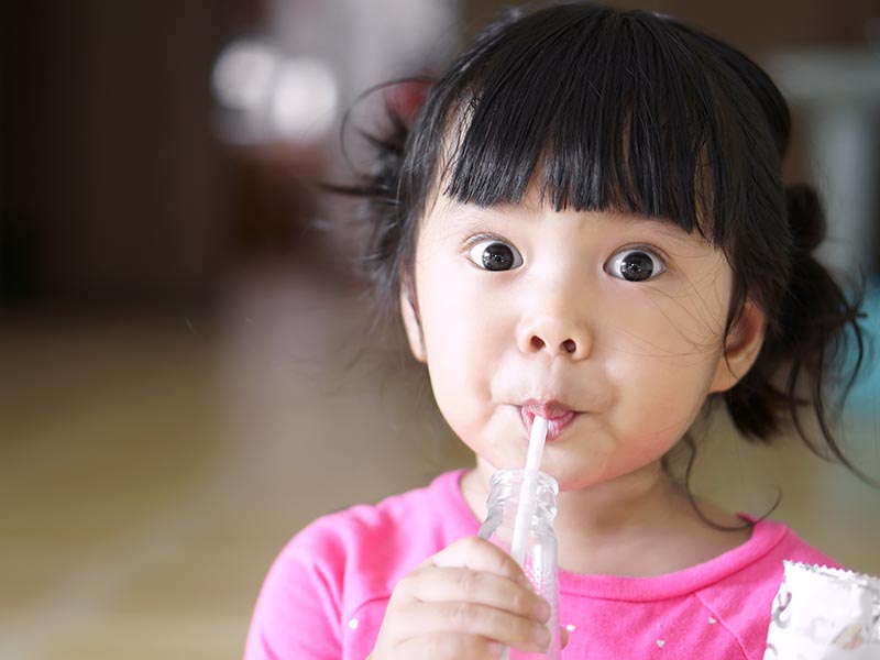 Cậu bé 9 tuổi tiểu ra máu, thận biến thành túi đựng tới 56 viên sỏi vì thói quen uống sữa mà mỗi gia đình vẫn làm hàng ngày với con mình - Ảnh 3.