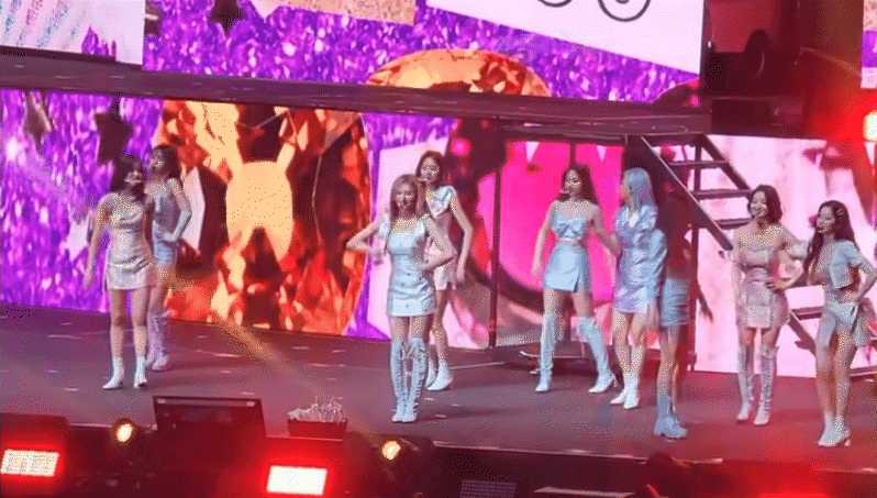 Nghỉ bệnh lâu ngày nên Jeongyeon đi diễn mà quên luôn vị trí, Momo liền có pha cứu nguy ngọt ngào đến lụi tim - Ảnh 2.