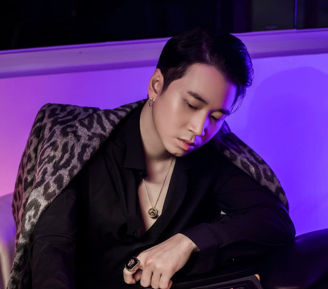 Karik c&ocirc;ng khai t&igrave;nh y&ecirc;u mới, zoom cận m&oacute;n qu&agrave; của nửa kia mới thấy ngọt ng&agrave;o! - Ảnh 4.