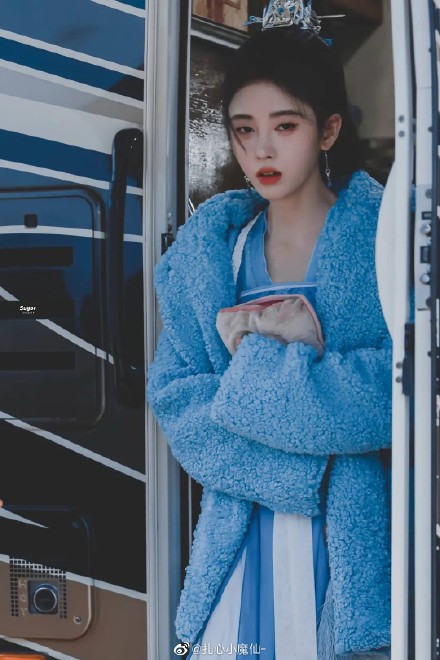 C&uacute;c Tịnh Y gan dạ khoe mặt mộc đầy khuyết điểm ở phim mới, ai d&egrave; bị b&oacute;c mẽ chi&ecirc;u hack chiều cao xấu hổ muốn xỉu? - Ảnh 1.