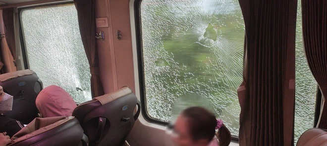  Quảng Bình: Nhóm thanh niên ném vỡ cửa kính tàu lửa, hành khách hoảng loạn - Ảnh 1.