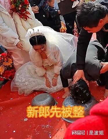 C&ocirc; d&acirc;u ch&uacute; rể h&agrave;nh lễ khấu đầu trong đ&aacute;m cưới, h&agrave;nh động ph&iacute;a sau của họ h&agrave;ng khiến d&acirc;n mạng chỉ tr&iacute;ch: C&oacute; duy&ecirc;n chết liền! - Ảnh 1.