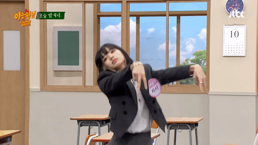 Lisa (BLACKPINK) nhảy như 1 tr&ograve; đ&ugrave;a cũng thu về 100 triệu views, tất cả l&agrave; nhờ vẻ mặt v&ocirc; cảm khi thực hiện vũ đạo con cua đ&igrave;nh đ&aacute;m? - Ảnh 3.