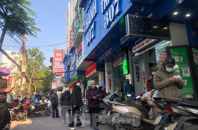 Diễn biến dịch ngày 23/2: Hệ lụy nghiêm trọng từ việc F0 không khai báo y tế; F0 tăng cao, người dân chen nhau đi mua thuốc điều trị COVID-19 - Ảnh 1.