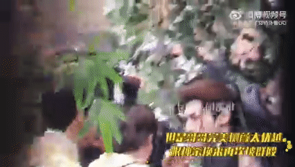 La V&acirc;n Hi bị nh&oacute;m người bu đ&aacute;nh tr&ecirc;n phim trường, &aacute;nh mắt đ&aacute;ng thương l&agrave;m fan x&oacute;t cả ruột - Ảnh 5.