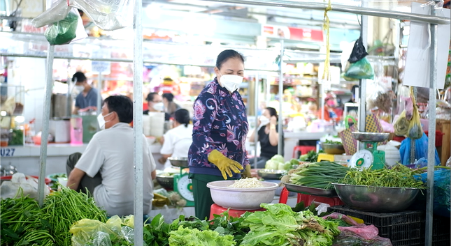 Thị trường h&agrave;ng h&oacute;a TP.HCM diễn biến thế n&agrave;o khi xăng dầu li&ecirc;n tục tăng gi&aacute;? - Ảnh 1.