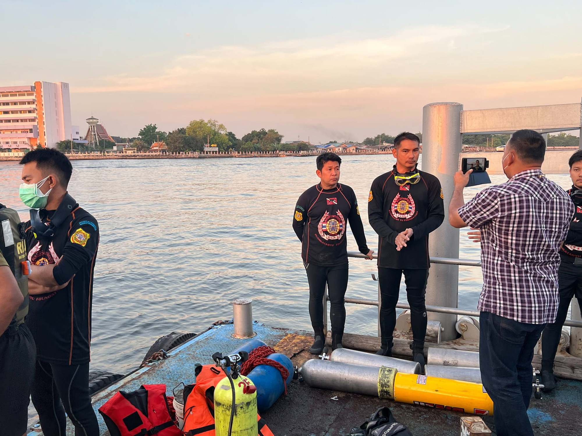 Cuộc t&igrave;m kiếm mỹ nh&acirc;n Chiếc L&aacute; Bay mất t&iacute;ch tr&ecirc;n s&ocirc;ng bất ngờ tạm dừng, mẹ nữ diễn vi&ecirc;n h&eacute; lộ 1 chi tiết đ&aacute;ng ngờ - Ảnh 4.