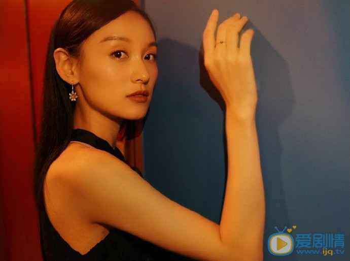 &Ocirc;ng x&atilde; T&ocirc;n Lệ lộ loạt ảnh &ocirc;m ấp, cho g&aacute;i lạ ăn mặc sexy ngồi l&ecirc;n đ&ugrave;i, h&igrave;nh tượng chồng đảm sụp đổ ho&agrave;n to&agrave;n từ đ&acirc;y? - Ảnh 6.