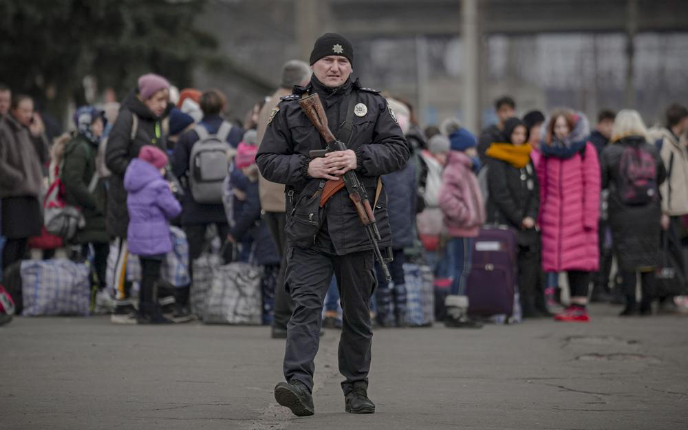 [ẢNH] Toàn cảnh người dân Ukraine sau khi TT Putin phát động chiến dịch quân sự đặc biệt - Ảnh 3.