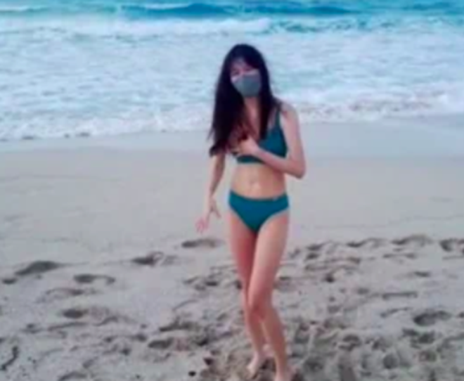 Chơi trội, nữ streamer bất chấp thời tiết lạnh 3 độ, vẫn mặc bikini đi biển, còn biểu diễn tiết mục “nhảy ùm xuống nước - Ảnh 1.