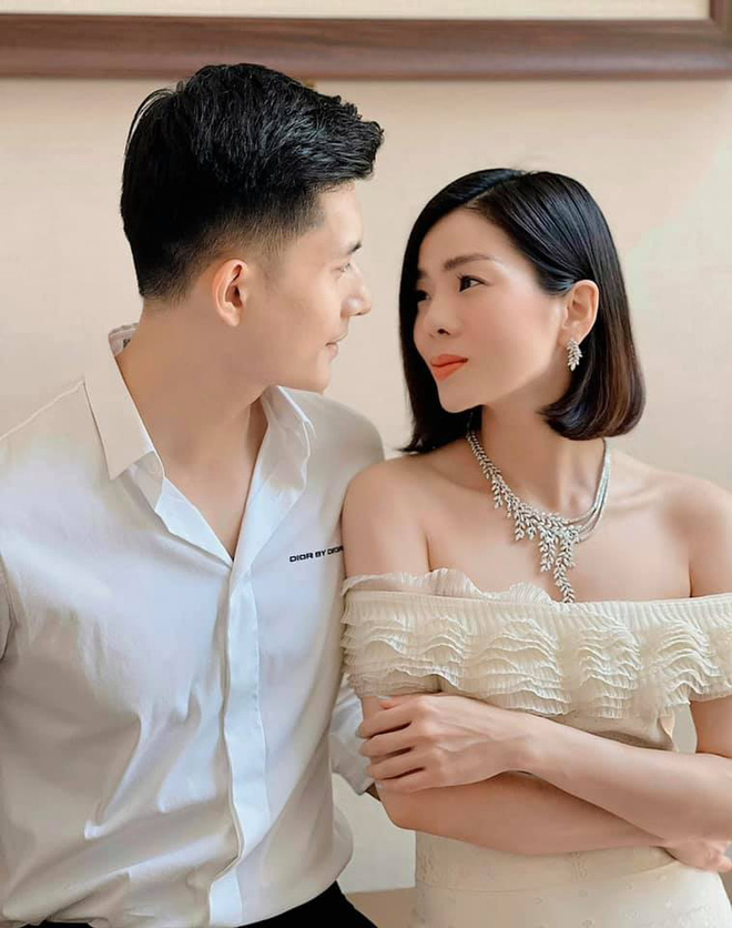 Netizen tóm ngay bàn tay hư của Lâm Bảo Châu với Lệ Quyên, tình tứ hệt vợ chồng mới cưới - Ảnh 8.