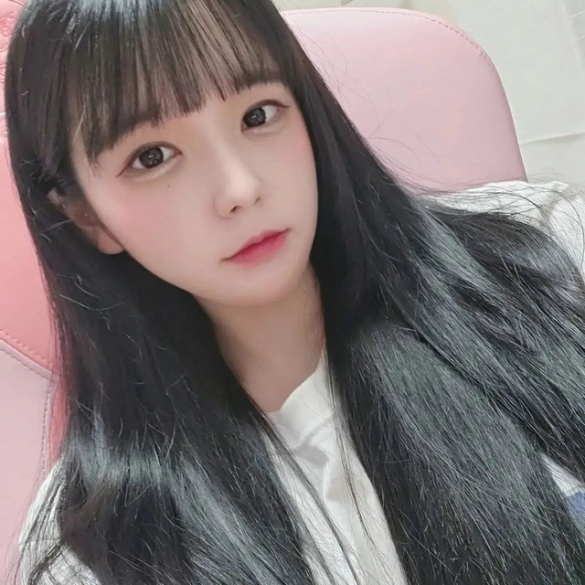Lảo đảo tới su&yacute;t ng&atilde; tr&ecirc;n s&oacute;ng v&igrave; say xỉn, nữ streamer bị chỉ tr&iacute;ch do hớ h&ecirc;nh điểm nhạy cảm, phản ứng dữ dội từ CĐM lại c&agrave;ng th&ecirc;m kịch liệt - Ảnh 1.