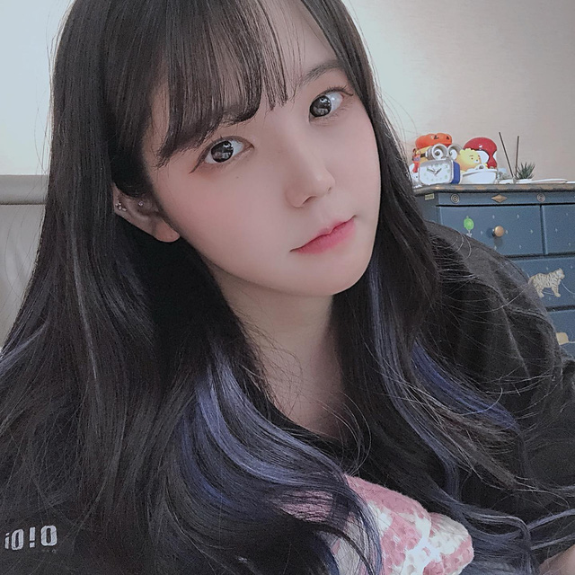 Lảo đảo tới su&yacute;t ng&atilde; tr&ecirc;n s&oacute;ng v&igrave; say xỉn, nữ streamer bị chỉ tr&iacute;ch do hớ h&ecirc;nh điểm nhạy cảm, phản ứng dữ dội từ CĐM lại c&agrave;ng th&ecirc;m kịch liệt - Ảnh 2.