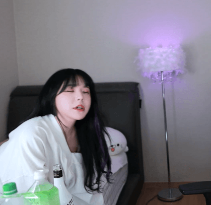 Lảo đảo tới su&yacute;t ng&atilde; tr&ecirc;n s&oacute;ng v&igrave; say xỉn, nữ streamer bị chỉ tr&iacute;ch do hớ h&ecirc;nh điểm nhạy cảm, phản ứng dữ dội từ CĐM lại c&agrave;ng th&ecirc;m kịch liệt - Ảnh 5.