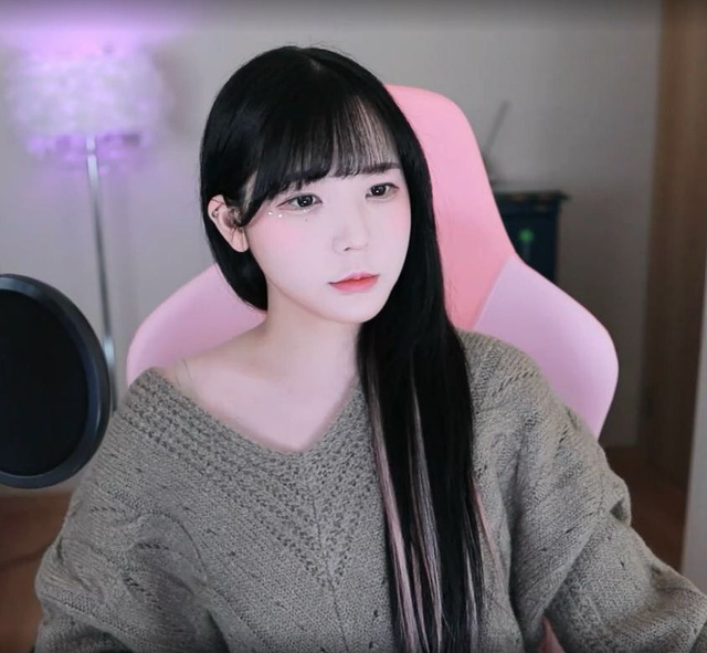 Lảo đảo tới su&yacute;t ng&atilde; tr&ecirc;n s&oacute;ng v&igrave; say xỉn, nữ streamer bị chỉ tr&iacute;ch do hớ h&ecirc;nh điểm nhạy cảm, phản ứng dữ dội từ CĐM lại c&agrave;ng th&ecirc;m kịch liệt - Ảnh 6.