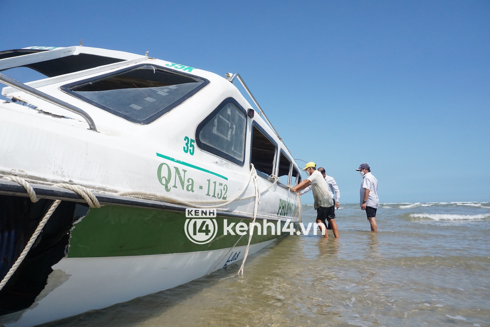 Cận cảnh cano bị chìm khiến 17 người chết và mất tích