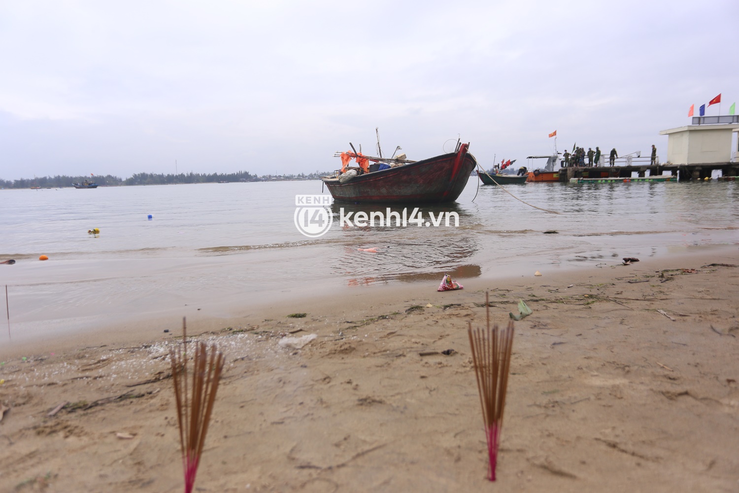 Vụ chìm cano ở Hội An: Tại sao các du khách đều mặc áo phao nhưng vẫn tử vong thương tâm? - Ảnh 1.