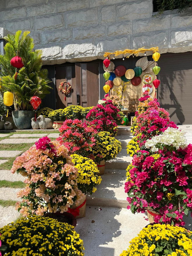 Ái nữ hào môn nhà Cường Đô La lái xế hộp 7 tỷ đưa bố mẹ dạo phố chiều mùng 3 Tết - Ảnh 4. Ái nữ hào môn nhà Cường Đô La lái xế hộp 7 tỷ đưa bố mẹ dạo phố chiều mùng 3 Tết - Ảnh 4.
