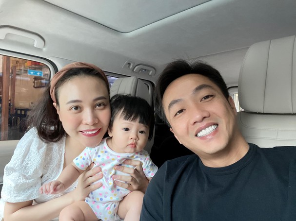 Ái nữ hào môn nhà Cường Đô La lái xế hộp 7 tỷ đưa bố mẹ dạo phố chiều mùng 3 Tết - Ảnh 6. Ái nữ hào môn nhà Cường Đô La lái xế hộp 7 tỷ đưa bố mẹ dạo phố chiều mùng 3 Tết - Ảnh 6.