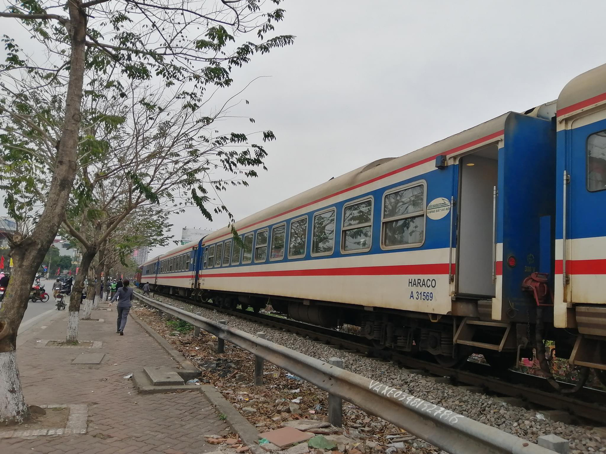 Hà Nội: Mùng 4 Tết, người phụ nữ bế bé gái lao vào đường tàu - Ảnh 1.