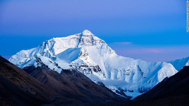 Đỉnh Everest mất đi lớp băng hình thành suốt 2.000 năm trong vòng chưa đầy 3 thập kỷ - Ảnh 1.
