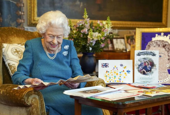 HOT: Nữ hoàng Anh tái xuất trước thềm kỷ niệm 70 năm thừa kế ngai vàng với chi tiết khiến Meghan tái mặt - Ảnh 1.