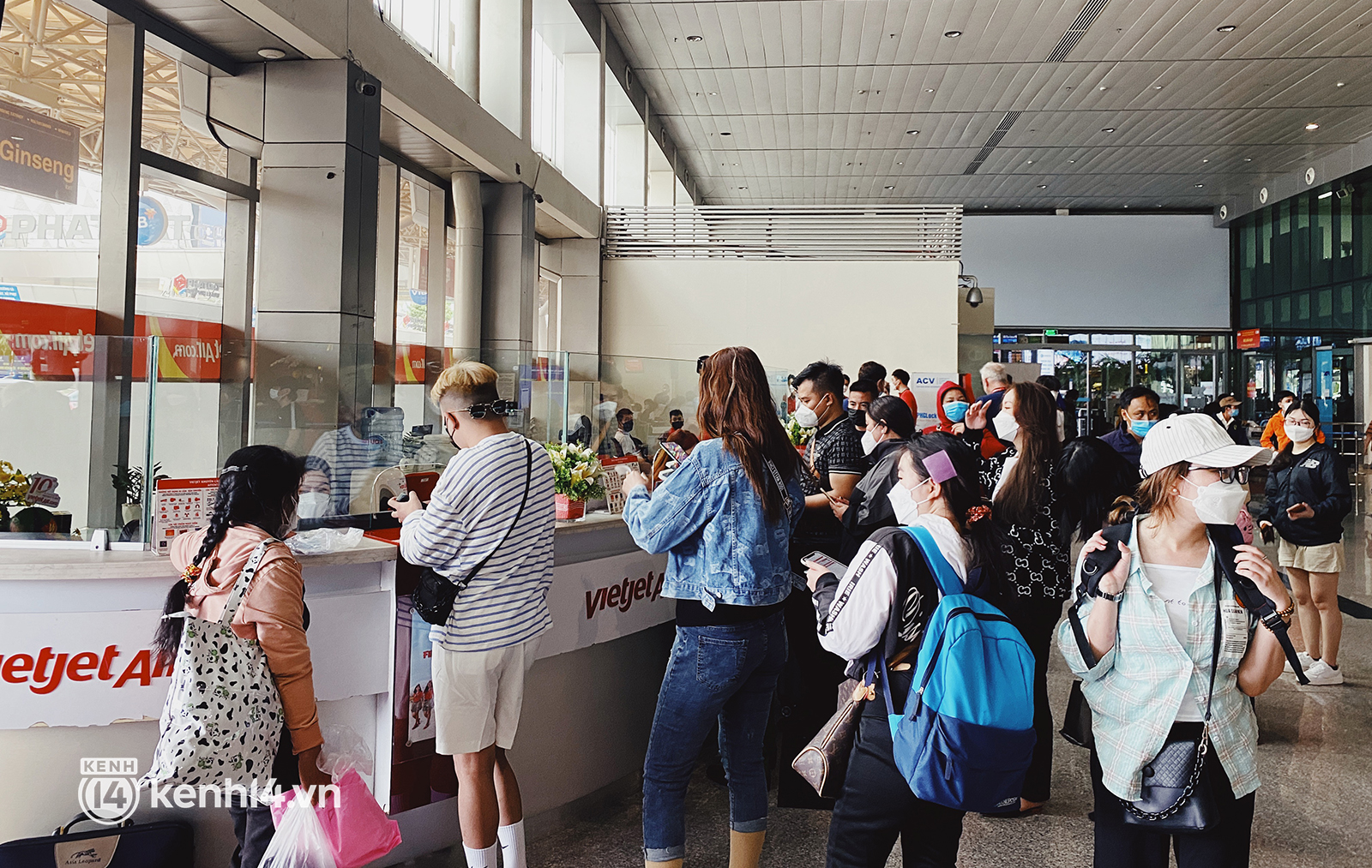 Ảnh: Sân bay Tân Sơn Nhất đông nghịt, nhiều người thất lạc hành lý, xếp hàng dài chờ gọi xe - Ảnh 10.